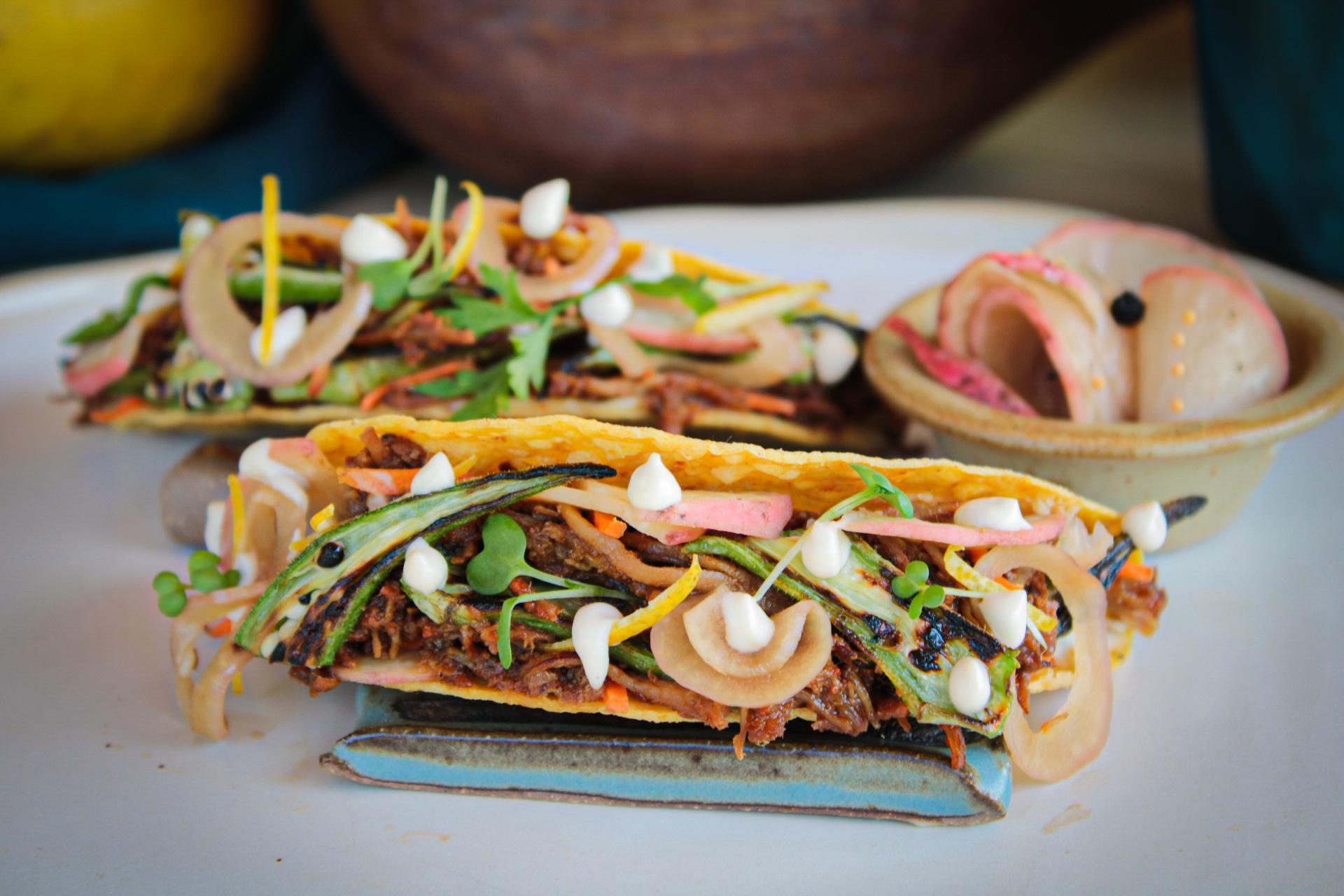 Pulled Pork Incrível! com quiabo e picles de rabanete