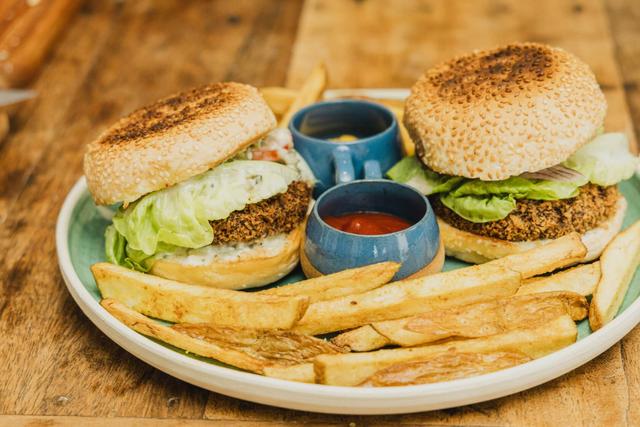 Hambúrguer de Frango empanado com batata frita