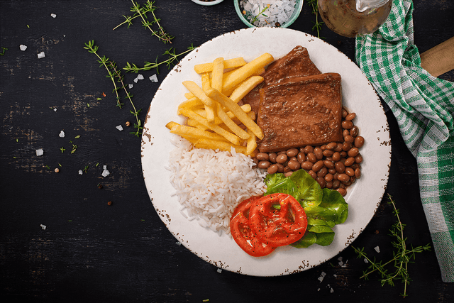 Bife Com Batatas Fritas, Arroz, Feijão e Salada Vegano